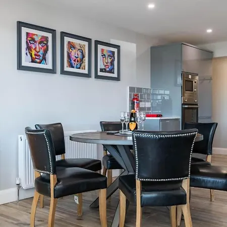 Bayview Luxury 3 Bedroom Ground Floor * Downings
